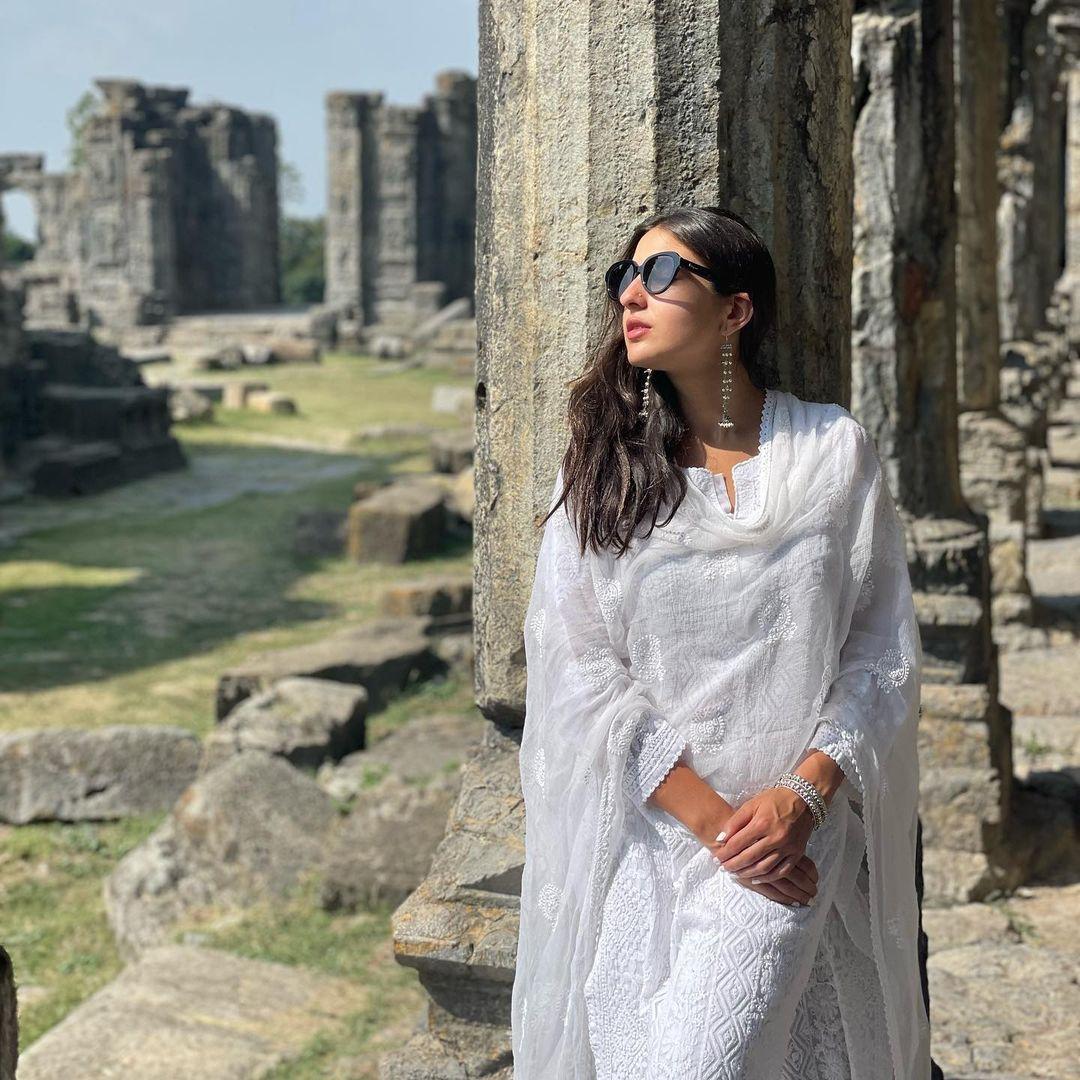 The pristine white hue of the chikankari salwar suit radiates a sense of purity and sophistication, a canvas upon which the delicate chikan embroidery weaves its intricate tale. Each intricate stitch is a testament to artistry, adding depth and texture to the fabric.